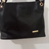 تعدادی کیف و یک کیسه ابگرم