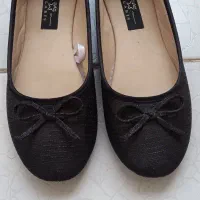 تعدادی کفش و کیف