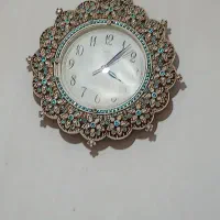 ((یک عدد ساعت دیواری سالم و تمیز))