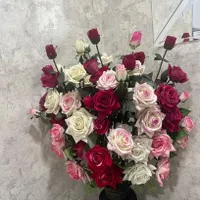 گل مصنوعی به همراه گلدان