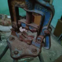 گیره پایه دار و تعدادی اچار و پیچ گوشتی