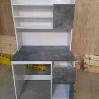 میز تحریر و کتابخانه