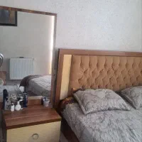تخت دونفره همراه با پاتختی