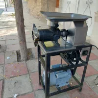 دو عدد چرخ گکشت صنعتی ۳۲ و اره کالباس بر محک