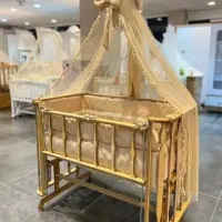 تخت کنار مادر