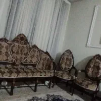 تلوزیون بزرگ با زیر تلویزونی و مبل استیل