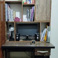 میز و کتابخونه بسیار تمیز بدون ذره ای خرابی