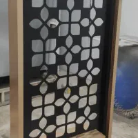 کارگر جوان نیمه ماهر یا ساده رنگ‌کاری چوب