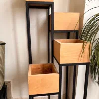 جای گلدانی از جنس فلز و چوب