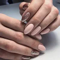 مدل برای کاشت ناخن