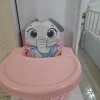 صندلی غذاخوری نشسته کودک