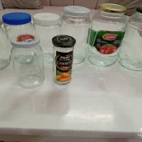 تعدادی شیشه در دار