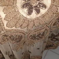 میز خاطره همراه پارچه ساتن وگیپور مروارید دوزی شده