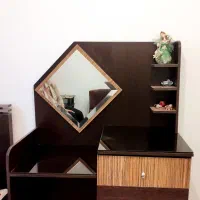 دراور چند کشو و میز آرایش بسیار نو و سالم ۳/۵۰۰