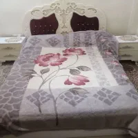 تخت دو نفره همراه با میز آرایش و بغل تختی