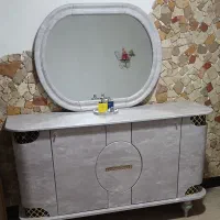 آینه و کنسول جادار و محکم