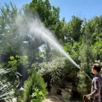 کارگر باغبانی بیل زنی باغ با غچه علف زنی حر س کار