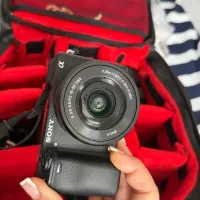 دوربین سونی آلفا ۶۴۰۰ همراه با لنز