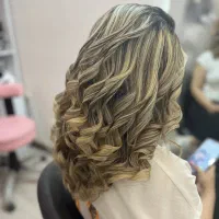 رنگ و لایت مو و کاشت ناخن