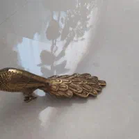 طاووس برنجی سنگین|مجسمه، تندیس، ماکت|ساوه, |دیوار