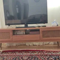 یک میز تی وی با  کنسول و اینه مدل حصیری در حد نو