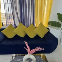 مبل ۷ نفره سالم همراه با ۳تا پرده پانچ و میز عسلی