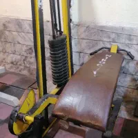 تعدادی لوازم بدنسازی قدیمی درحال کار به فروش میرسد