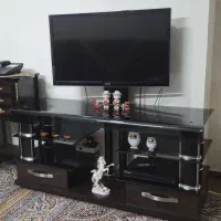 تلویزیون ال ای دی 32 اینچ سامسونگ و میز شیشه ای