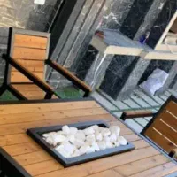 میز و صندلی همراه با آتیش کده