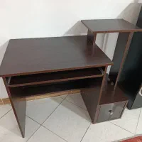 میز کامپیوتر تمیز و نو با نگهدارنده هدفون
