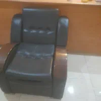 دو عدد صندلی مبله و میز ناهار خوری ۴ نفری