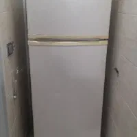 یخچال سالم بشرط فریزر طبقه بالاش داره