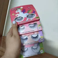 تعدادی مژه مصنوعی سه بعدی