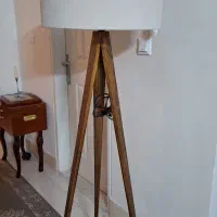 آباژور کنار سالنی چوبی مدل سه پایه|چراغ خواب و آباژور|مهاجران, |دیوار