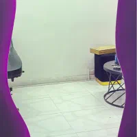 اینه قدی به همراه نور صورتی پشت کار
