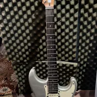 گیتار الکتریک آریا|گیتار، بیس، امپلیفایر|رشت, معلم|دیوار