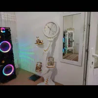 ساعت با سه تا مجستمه و گلدان باگل