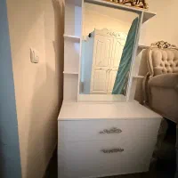 میز آرایش و آینه