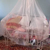 تخت کنار مادر