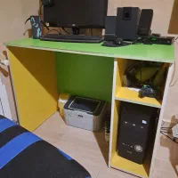 میز تحریر و کامپیوتر و تخت
