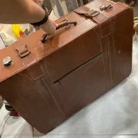 چمدان قدیمی در حد نو