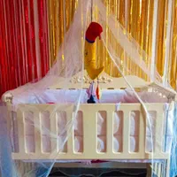 گهواره بچه کنار تخت مادر.