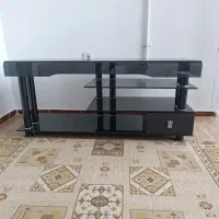 میز تلویزیون شیشه ای در حد نو
