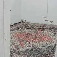 مقداری موکت قهوه ای رنگ در حد متوسط