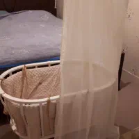 تخت کنار مادر