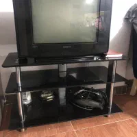 تلوزیون و میز در حد