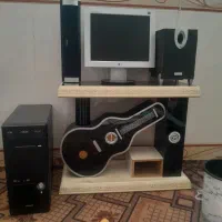 کامپیوتر با مانیتور و میز و وو عدد باند