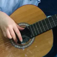 گیتار کلاسیک زیر قیمت میفروشم.