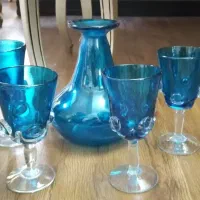 یک عدد جام و چهار عدد گیلاسی