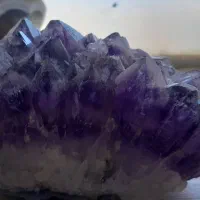 سنگ کوارس با رنگ زیبای بنفش وزن 2کیلو هفتصد گرم